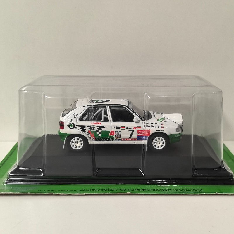 Modelo Diecast IXO Escala 1:43 - Model Kit Car avaliação e preço